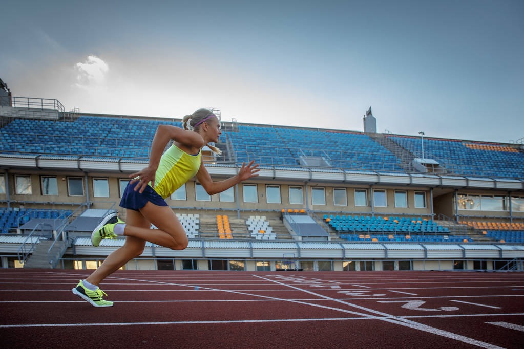 老搭档🫶詹姆斯抵达名人堂现场，与前队友波什开心握手~